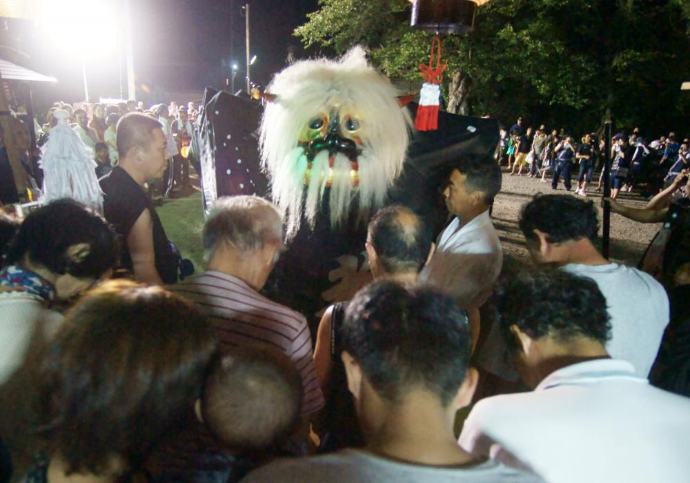 黒獅子祭りに湧く長井市