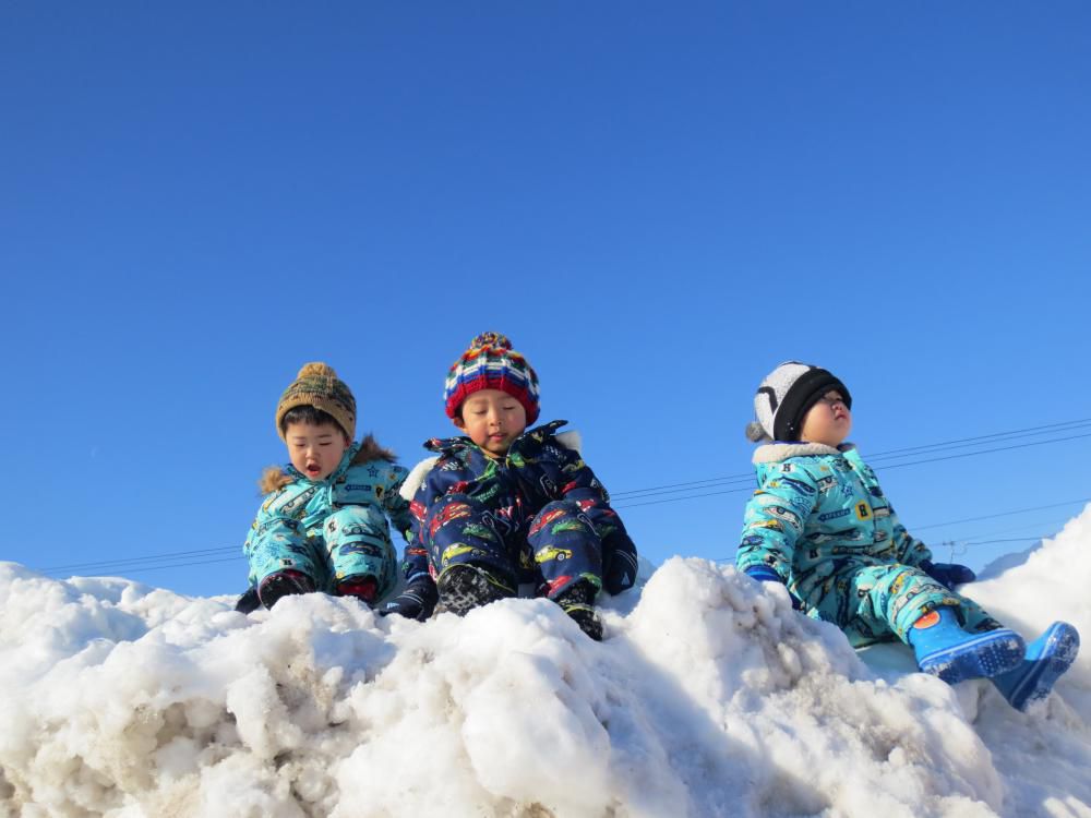快晴の中の雪遊び
