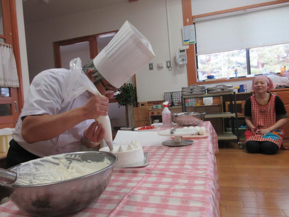 ケーキ屋さんにケーキ作ってもらいました。