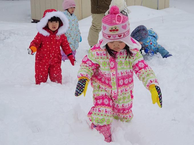 雪の中で　宝探し！