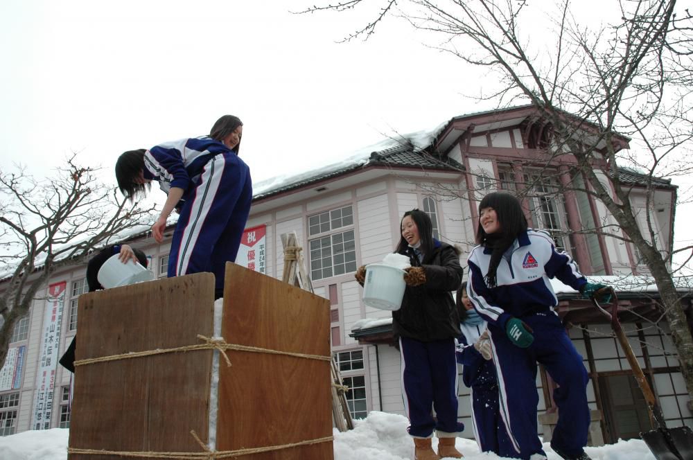 雪灯篭まつりが今年もやってくる～１年３組雪灯篭つくり～
