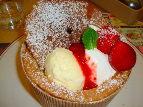 まるごと苺シフォン たっぷりカスタード＆生クリーム (ガスト)