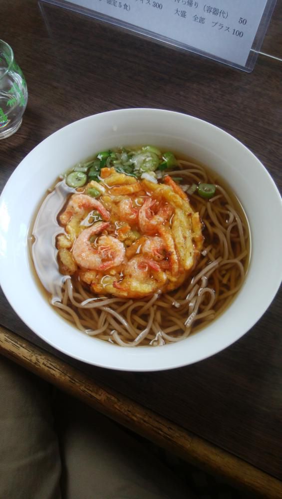 今日は天ぷらそば。