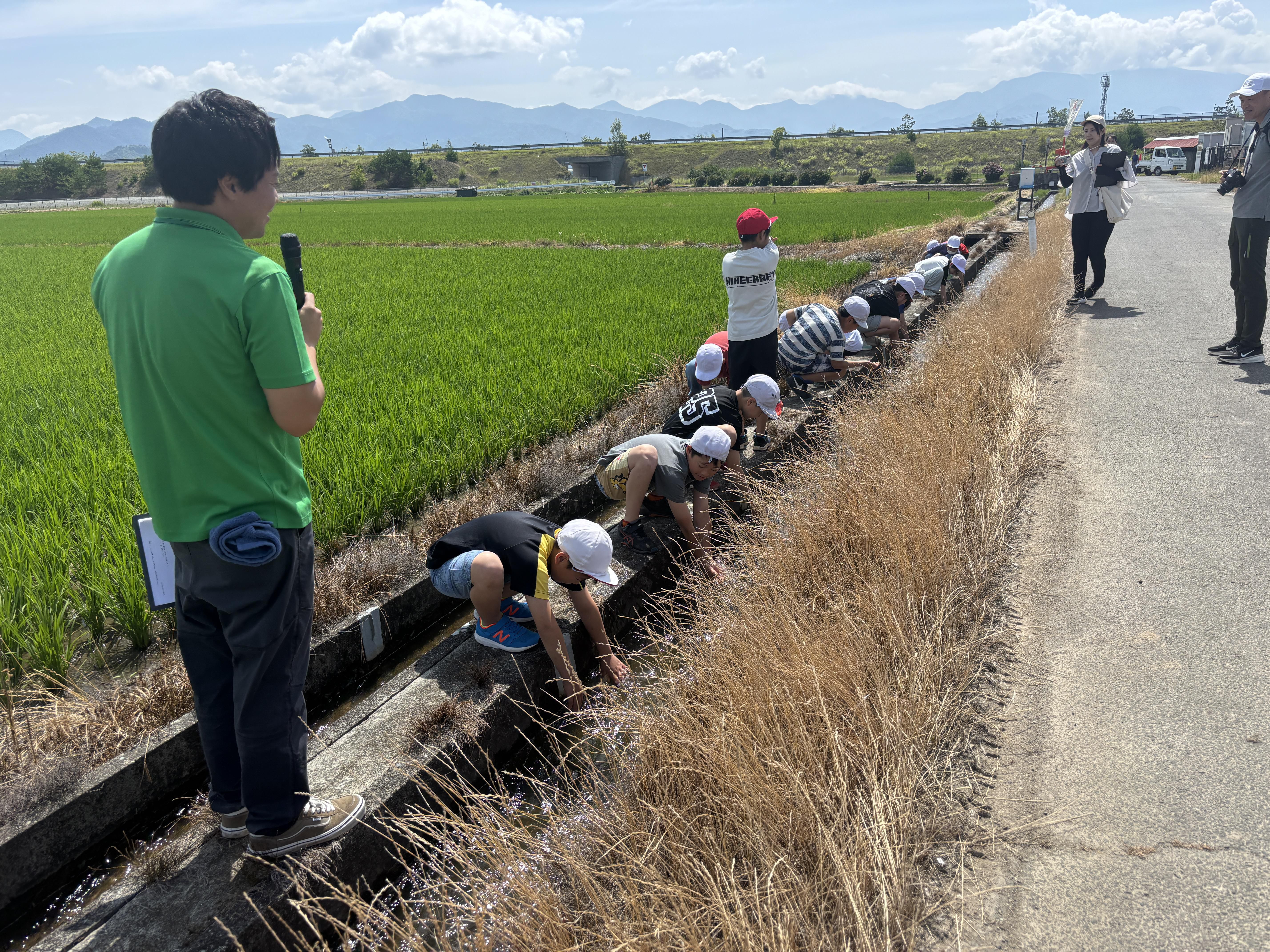 小学生が土地改良施設を巡る「田んぼの水探検隊」