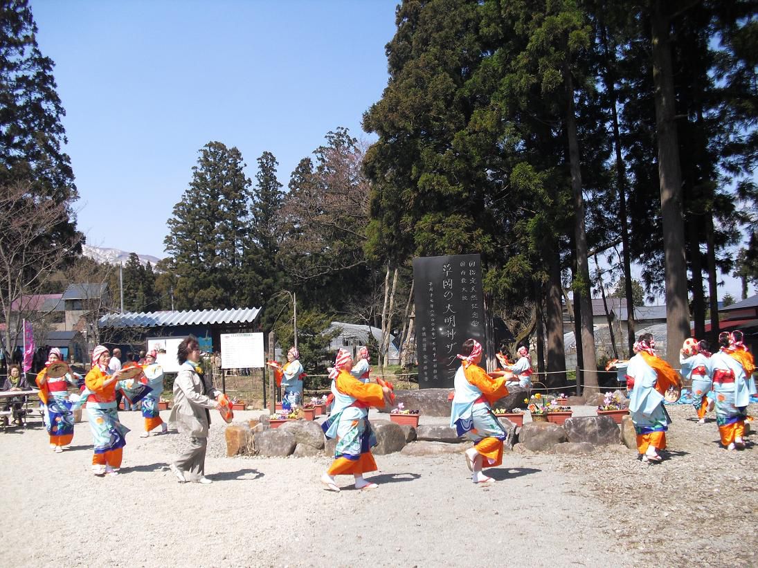 草岡の大明神桜に彩り・その１