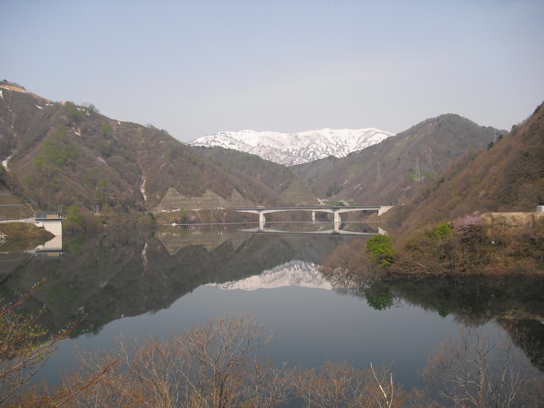 湖面に映える三体山