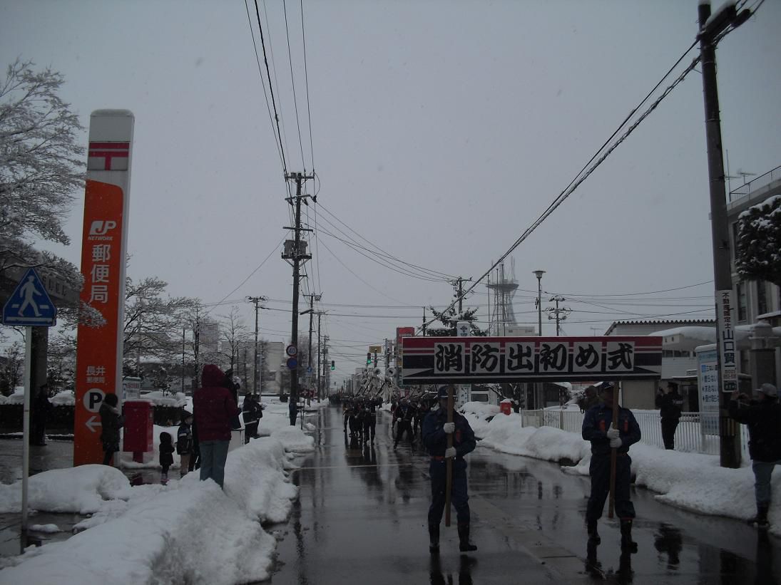 小雪のなかで整然と