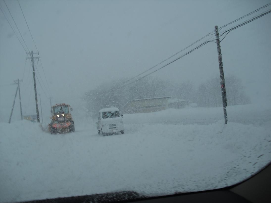 雪　雪　また雪降り止まぬ