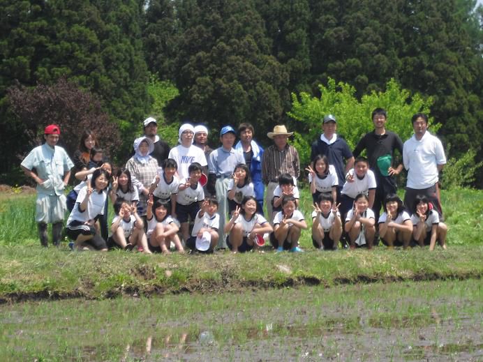 西根小、5年生が田植え