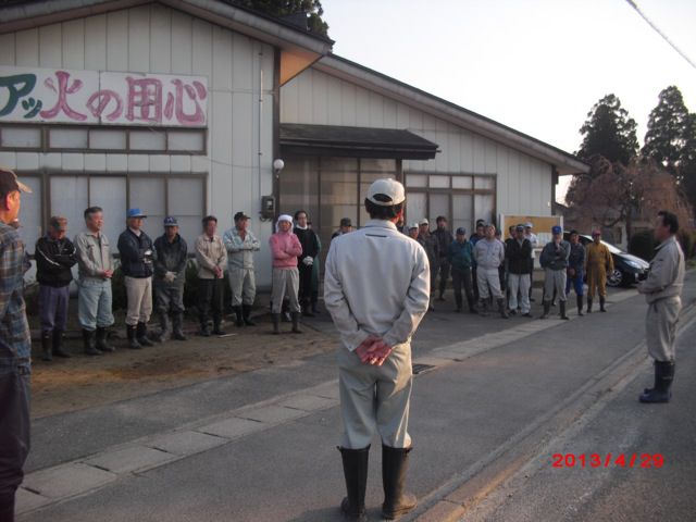 地区民総出の早朝作業