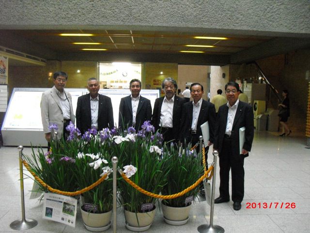 会派研修(苫小牧市役所玄関にて)