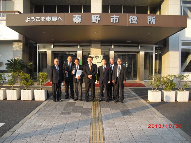 視察に…秦野市・結城市へ