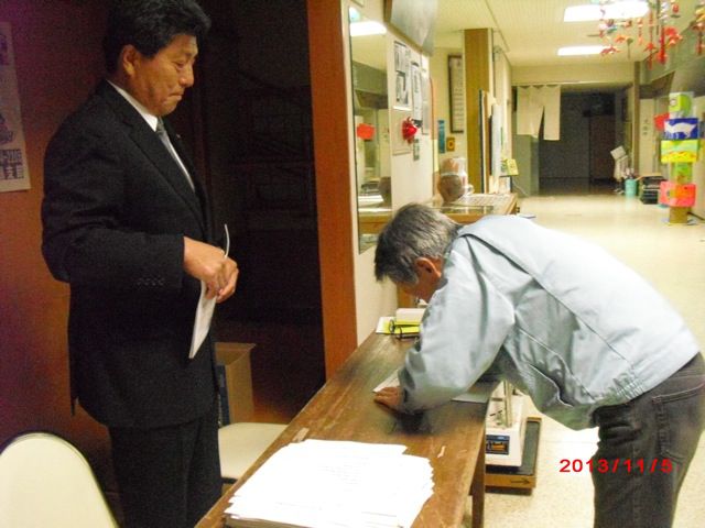 市民との意見交換会(西根)受付する出席者