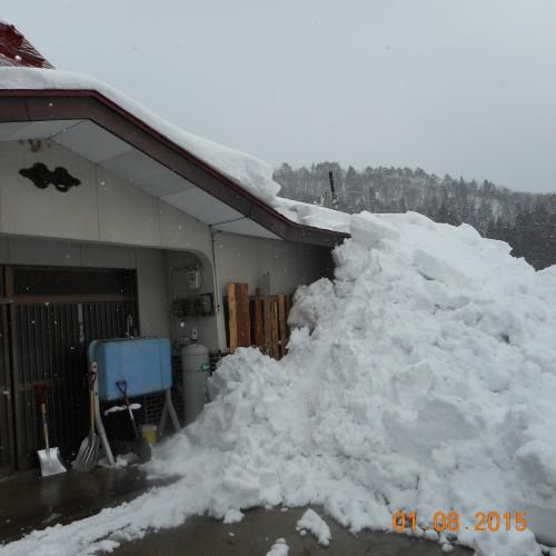 なんぼ払っても扱けて来る屋根の雪