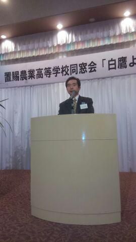 置農同窓会「白鷹よもぎだ会」へ（代表挨拶する小林東根支部長）