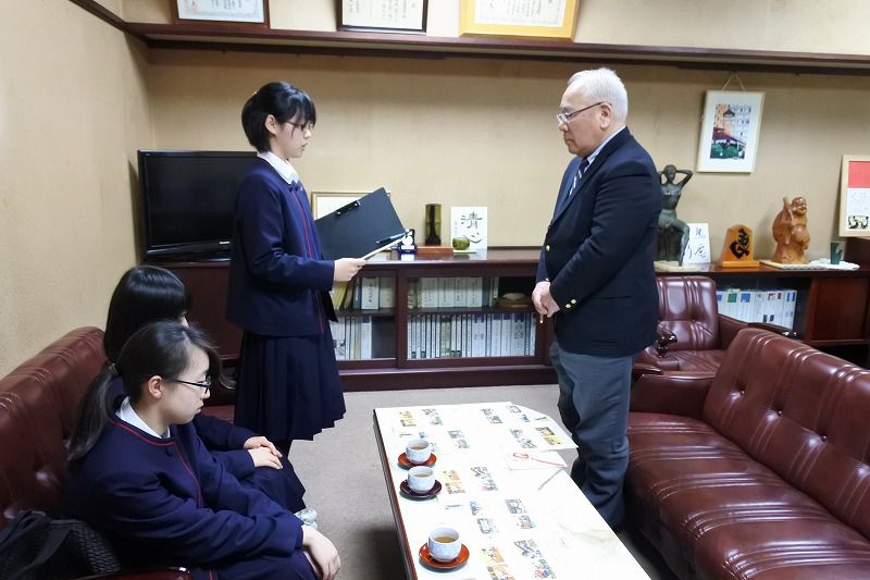 酒田市高校生ﾎﾞﾗﾝﾃｨｱ「かざみどり」の酒田市社会福祉協議会への寄付金贈呈