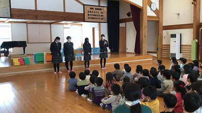 「友だちと仲良くたくさん遊んでね」〔高畠町高校生ボランティアサークル地球(テラ)〕