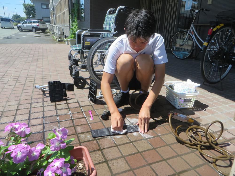「夏の体験ボランティア」の様子⑥（8/2 天童市：車椅子清掃）！