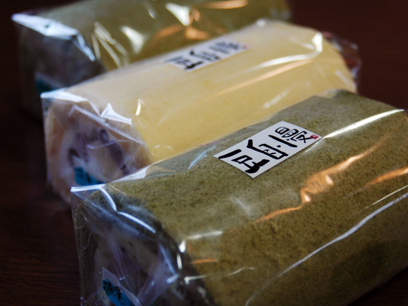 大納言入り「豆乳ロール」と秘伝豆の「抹茶ロール」