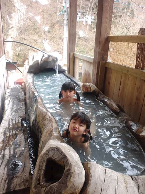 新高湯の濁り源泉を堪能するお嬢さん