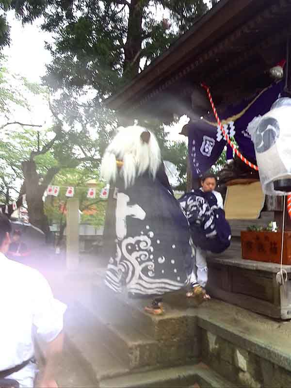 雨ザンザンで獅子舞