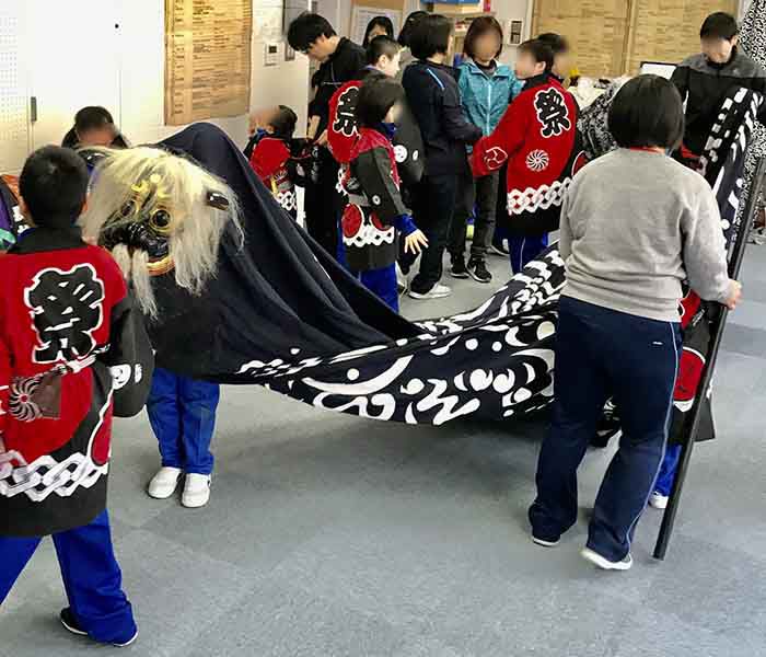 黒獅子に親しもう