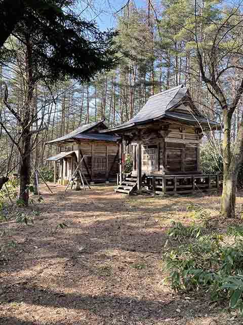 白鷹町栃窪から移転した山神と観音堂