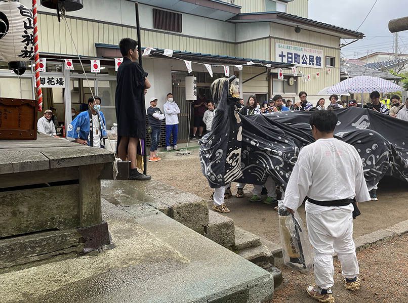 十日町白山神社の子獅子