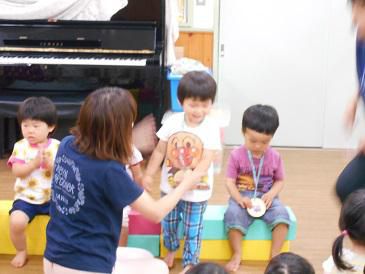 ７月生まれの誕生会を紹介。