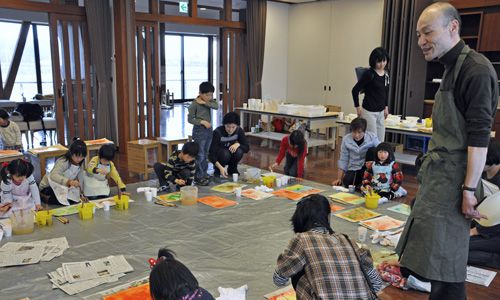 ワークショップ「にじみ絵であそぼう」を開催しました