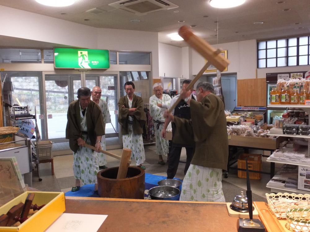 同級会の思い出に　記念の餅つき