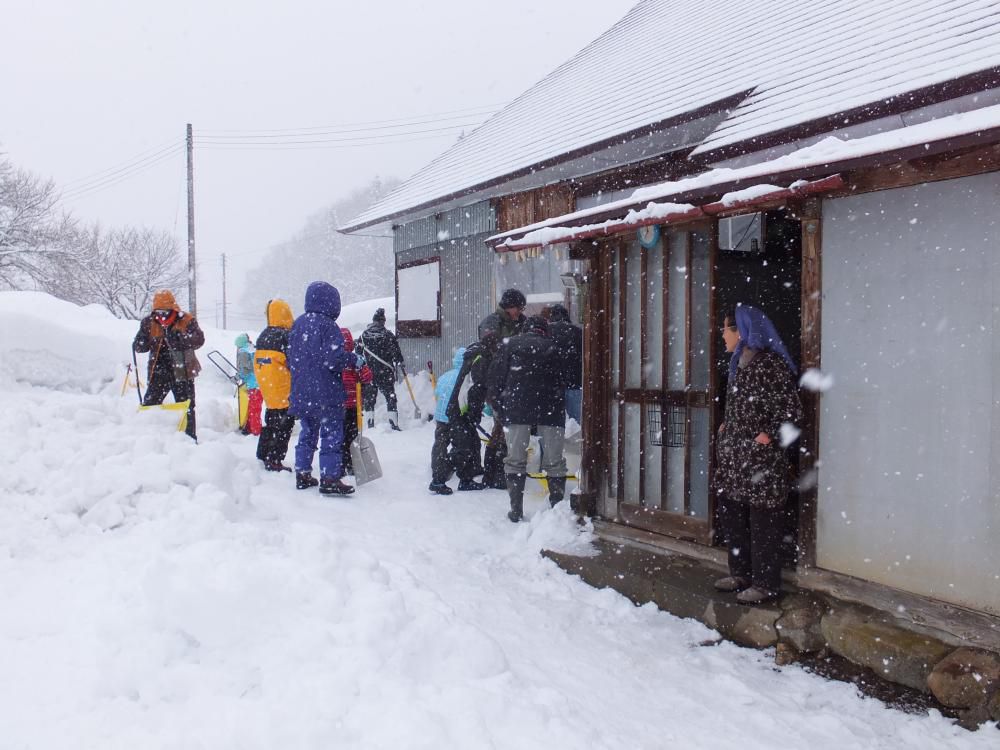 イギリスの方々の心温まる、除雪作業。　どうも　おしょうしなぁ。