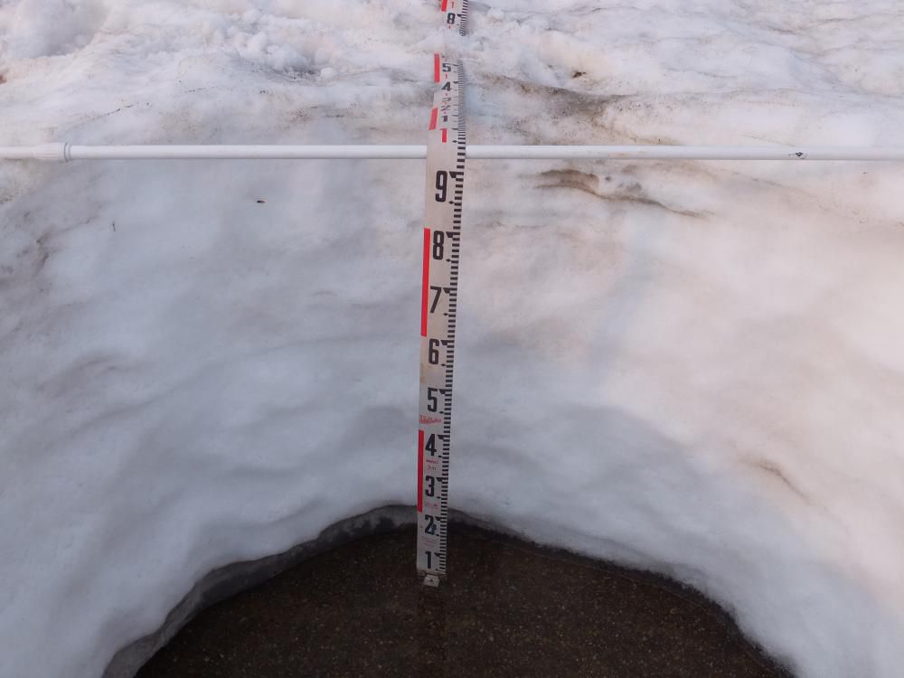 ようやく残雪１ｍを割り込みました。