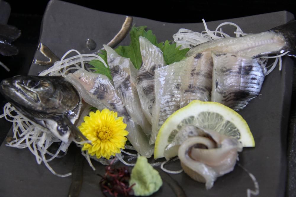 ご当地名物　「ヤマメの活造り」