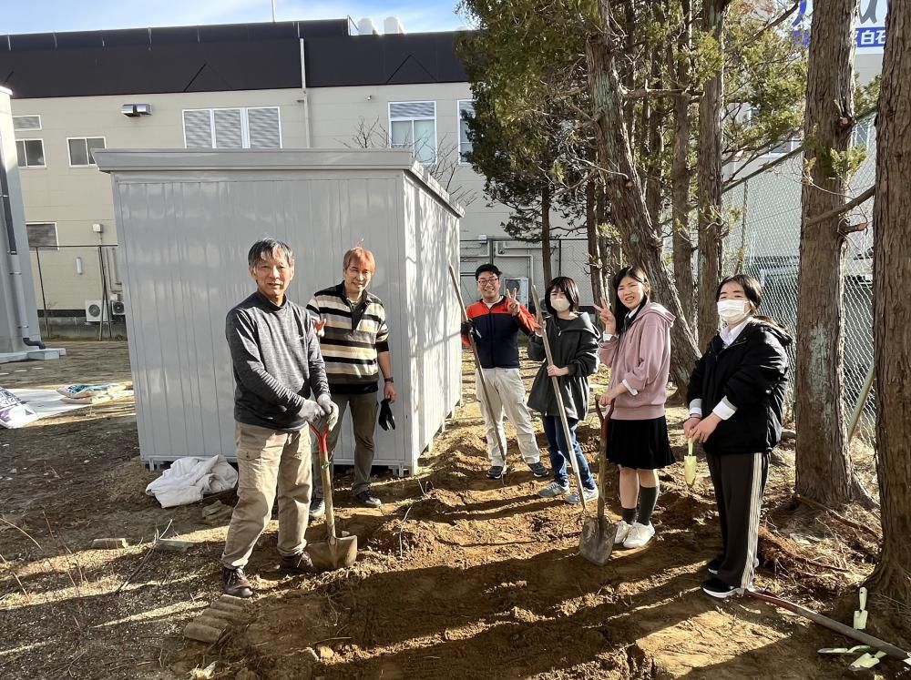 『高校生と紅葉の種まき』