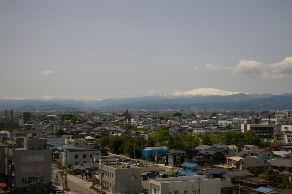 残雪と新緑の山々