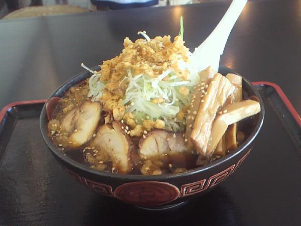 山形市「麺辰」特製鶏中華にメンマと揚げ玉トッピング