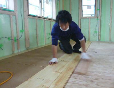 【郡山市安積町・ドミノＳ邸】床張り作業