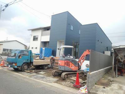 「郡山市台新・シンプルノートＹ邸」玄関アプローチと駐車場スペース