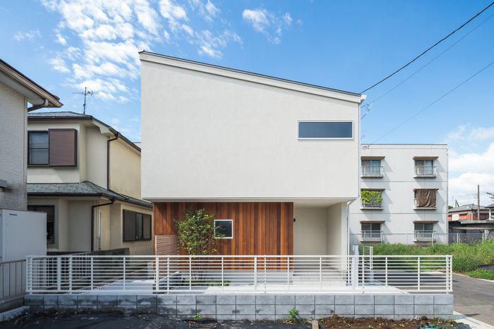 白壁の2階建て