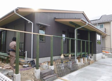 【いわき湯本・ドミノＫ邸】 板塀が出来、人目を惹く建物