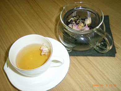 いつものほうじ茶にバラの蕾を入れて・・・・