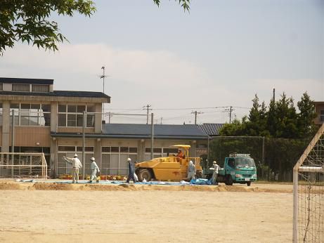 校庭の表土除去作業・・・