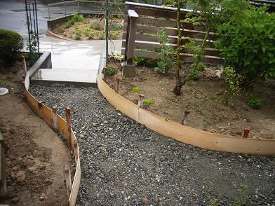 庭造り（その８）・・通路の仮枠完成！