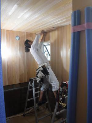 【福島市渡利・I邸／伊礼智設計室】 浴室の板張り作業