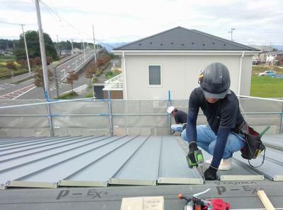 「鏡石町東町・シンプルノートＨ邸」 大きな屋根には、長い屋根材