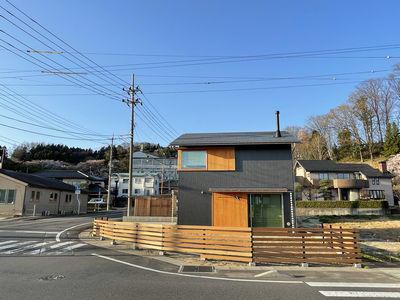 【二本松市榎戸・Ｉ邸／フォルム建築計画】 耐久性のあるデッキ、板塀材