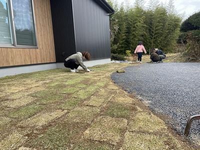 「郡山市西田町・シンプルノートＳ邸」　芝張りと沓石のDIY作業