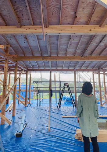 「福島市小田・シンプルノートＨ邸」　ブルーシートですっぽり覆う