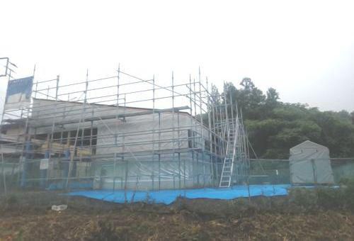 「福島市小田・シンプルノートＨ邸」　現場に、銀色の2つの家が出現